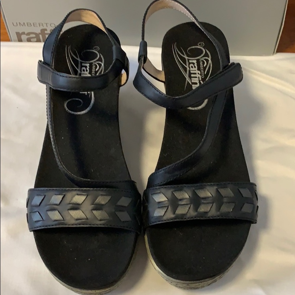 Straps black wedge sandals